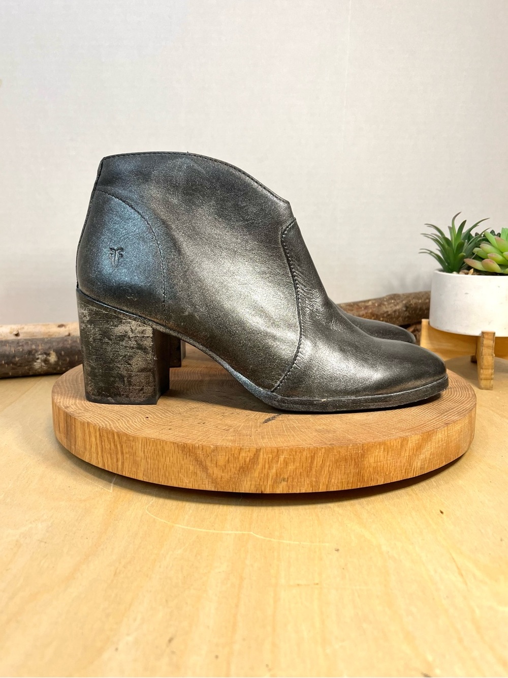NWOB Frye Nora Short Zip Bootie in Metallic Silver Size 8